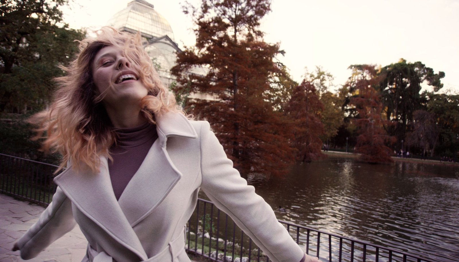 asesoria y contruccion de marca personal por Lorena Riga Monfort. en esta foto: Lorena Riga en el Palacio de Cristal del Parque de Retiro Madrid