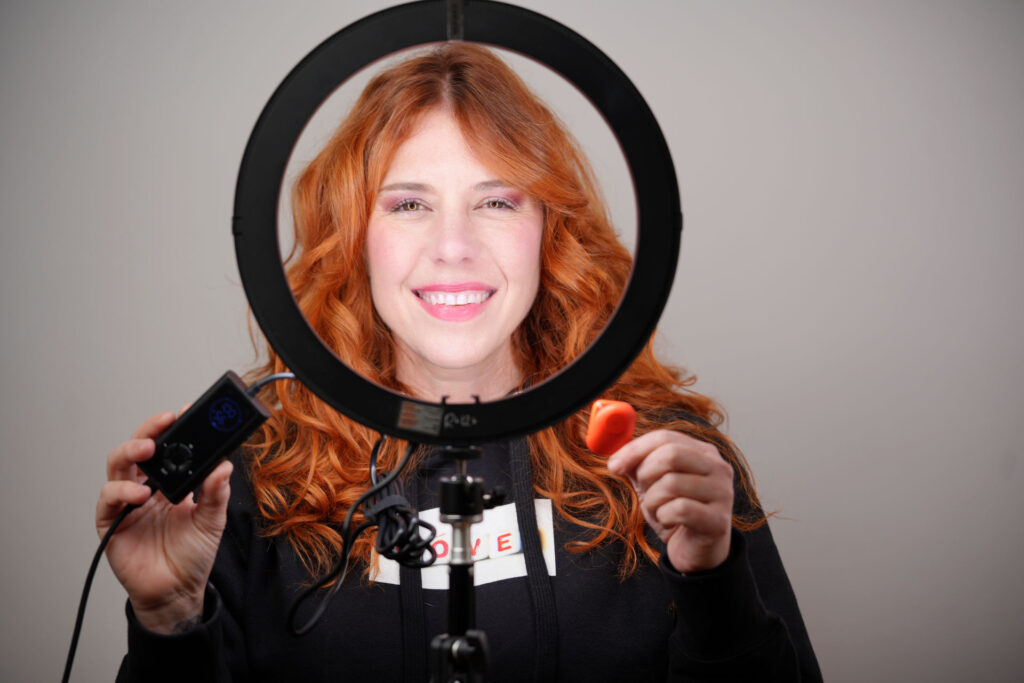 Lorena Riga posando con el ring light neewer sujentando los mandos del kit