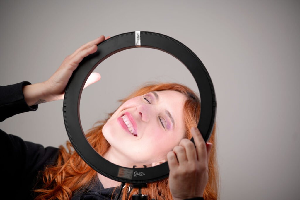 como usar el aro de luz para crear contenido en redes sociales como youtube, tiktok e instagram. en esta foto: Lorena Riga sostiene un aro de luz neewer entre sus manos mientras sonrie