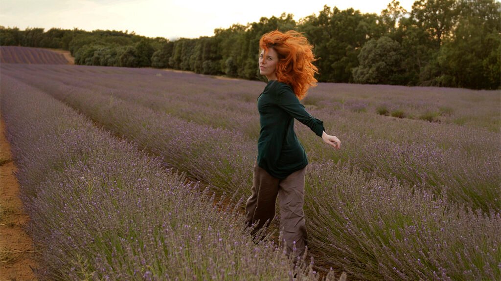 storytelling contar tu historia por Lorena Riga asesora y fotografa de marca personal en madrid de lorenalove.com. en esta foto: Lorena Riga para su marca personal de instagram en un campo de lavandas en verano 2025 Madrid.