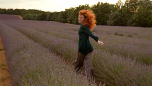 storytelling contar tu historia por Lorena Riga asesora y fotografa de marca personal en madrid de lorenalove.com. en esta foto: Lorena Riga para su marca personal de instagram en un campo de lavandas en verano 2025 Madrid.