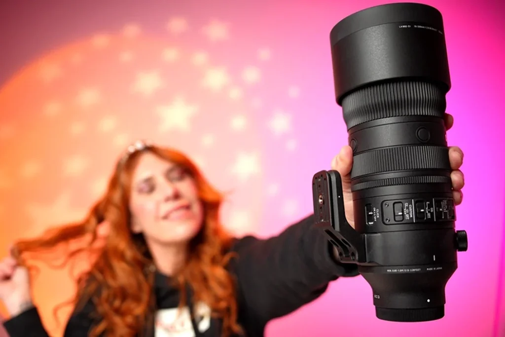 Lorena Riga con un objetivo Sigma 70-200mm f/2.8 DG DN Sport en montura E para Sony en sus manos