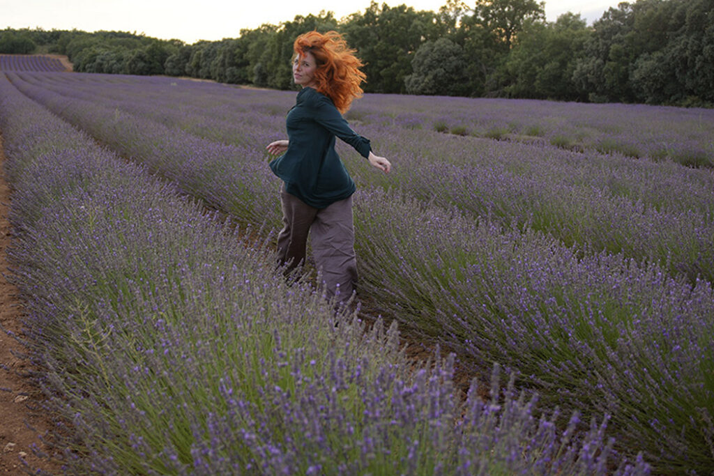 mujer en campos de lavanda mirando hacia a tras terminando su historia de storytelling