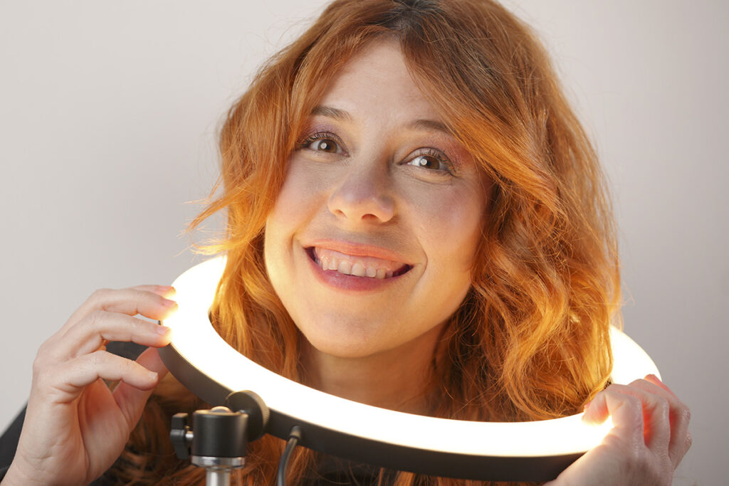 Aro de luz NEEWER RH12B: lo probé y te cuento que pienso. en esta foto: Lorena Riga metiendo la cabeza a traves del aro de luz neewer