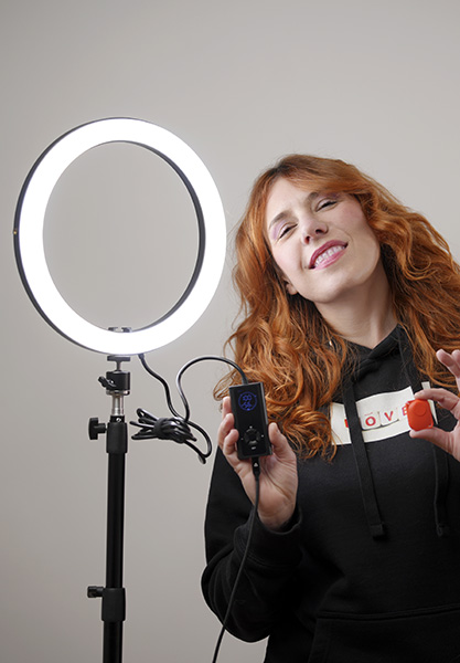 Aro de luz NEEWER RH12B: lo probé y te cuento que pienso. en esta foto: Lorena Riga con el aro de luz neewer