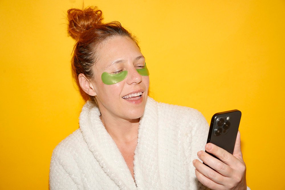 mujer haciendo yapping en redes sociales. en esta foto: Lorena Riga con smartphone en la mano
